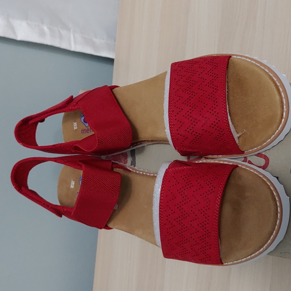 Bobs From Skechers Desert Kiss Sandals Size 9W  New in Box